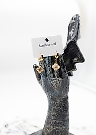 Çiçek Desenli Gold Renk Çelik Küpe