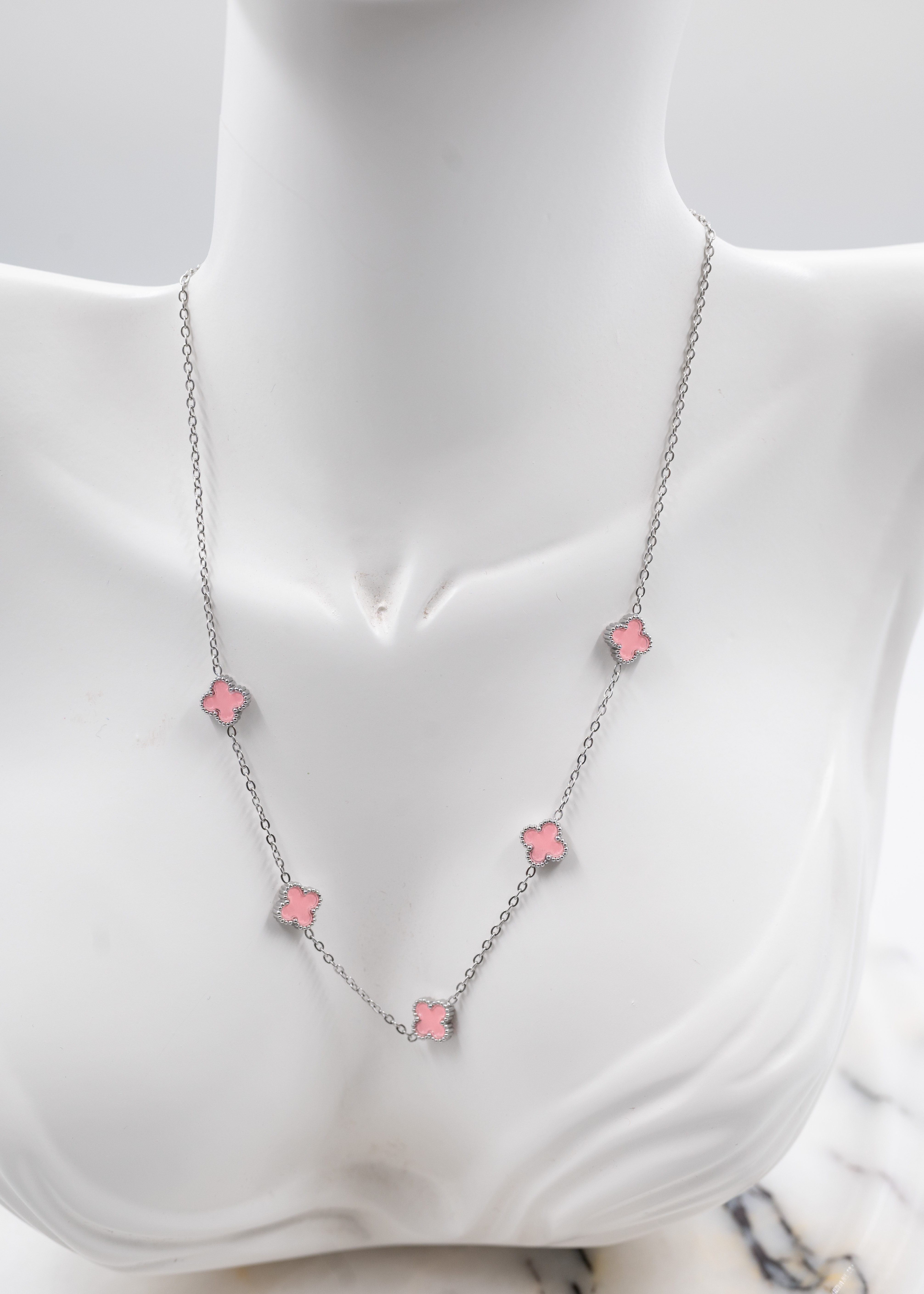 Pembe Çiçek Desenli Çelik Kolye