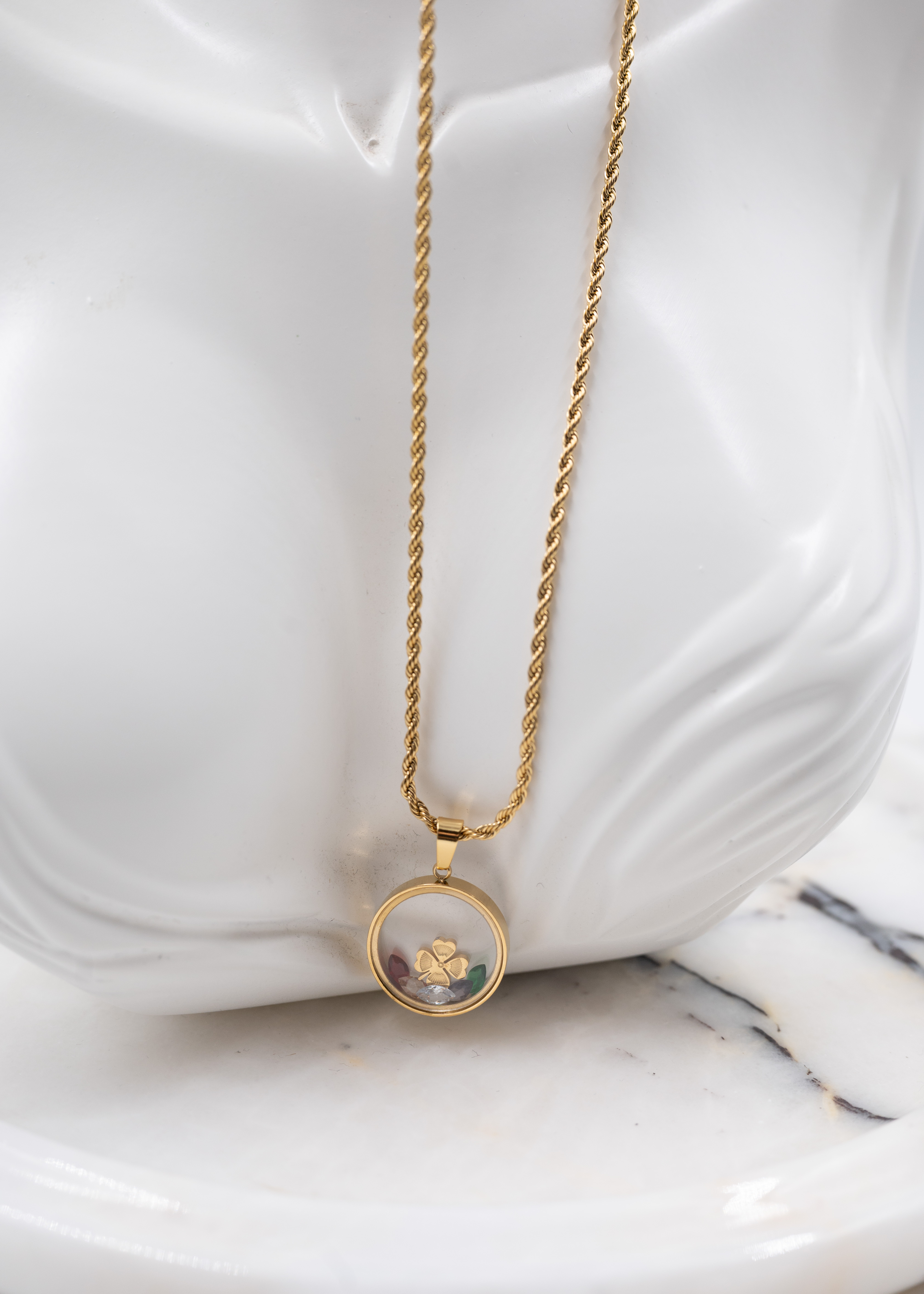 Gold Renk Çiçek Detaylı Burgu Zincirli Çelik Kolye