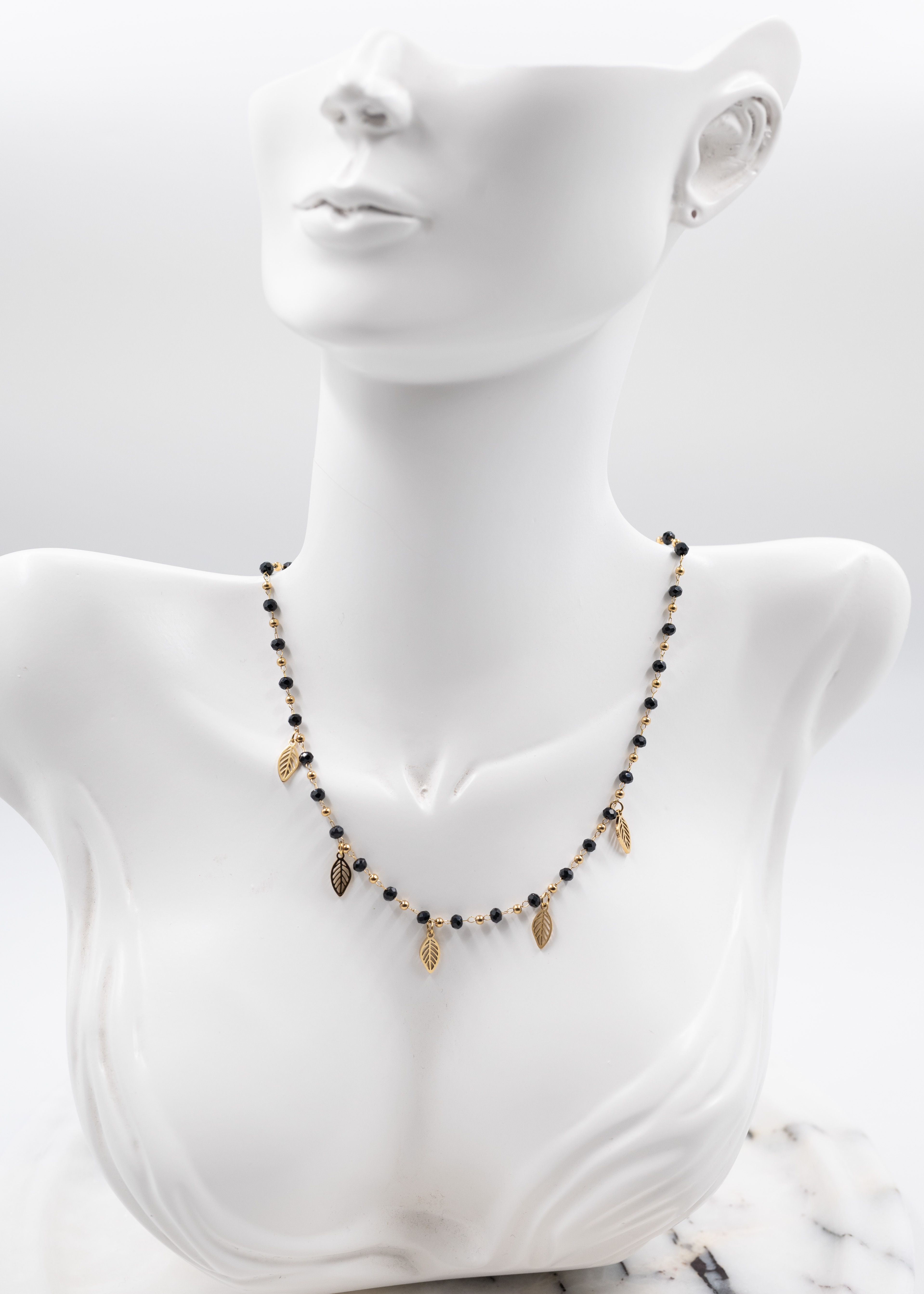 Siyah Ve Gümüş Boncuklu Yaprak Modelli Çelik Kolye