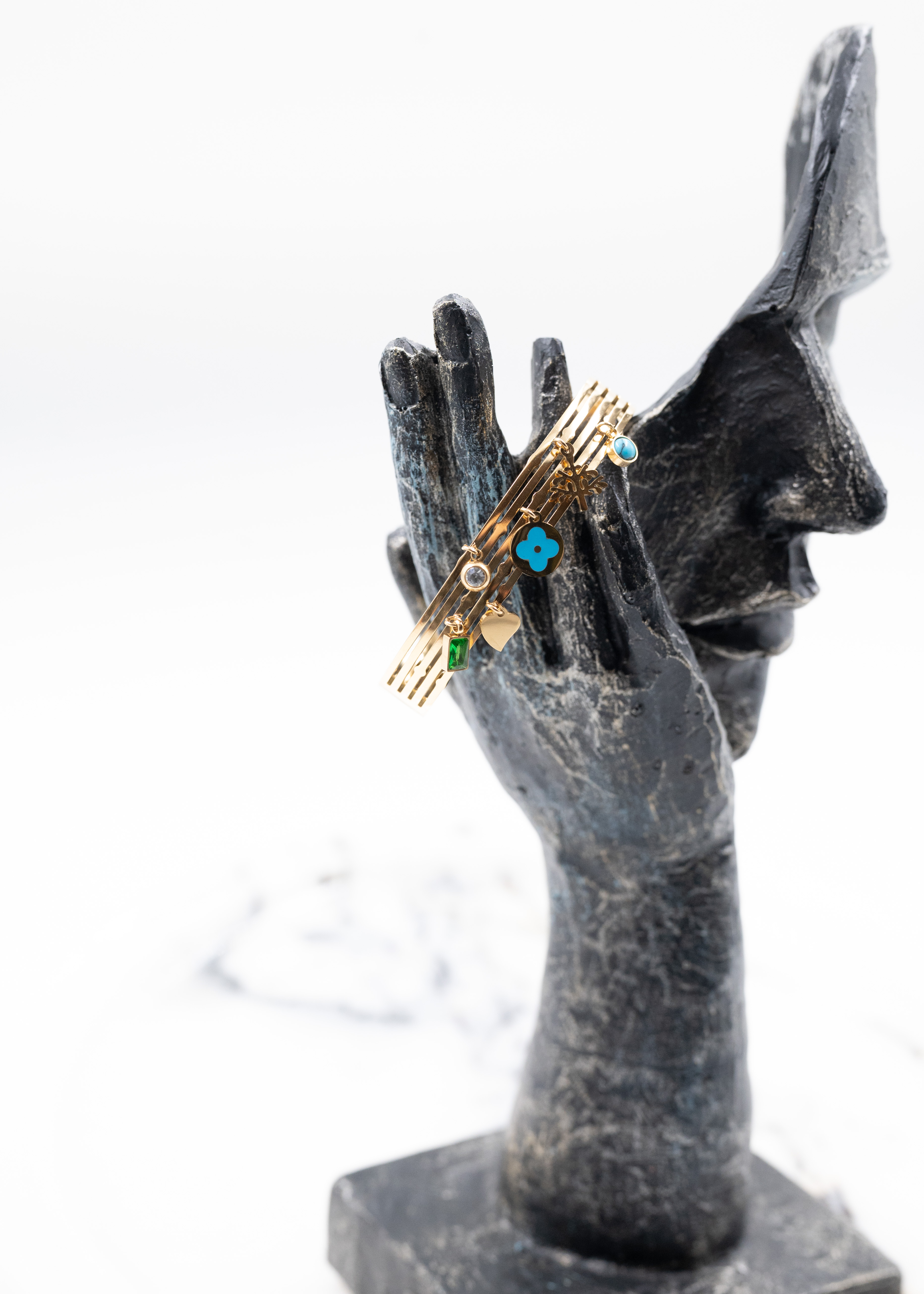 Gold Renk Charmlı Çelik Kelepçe