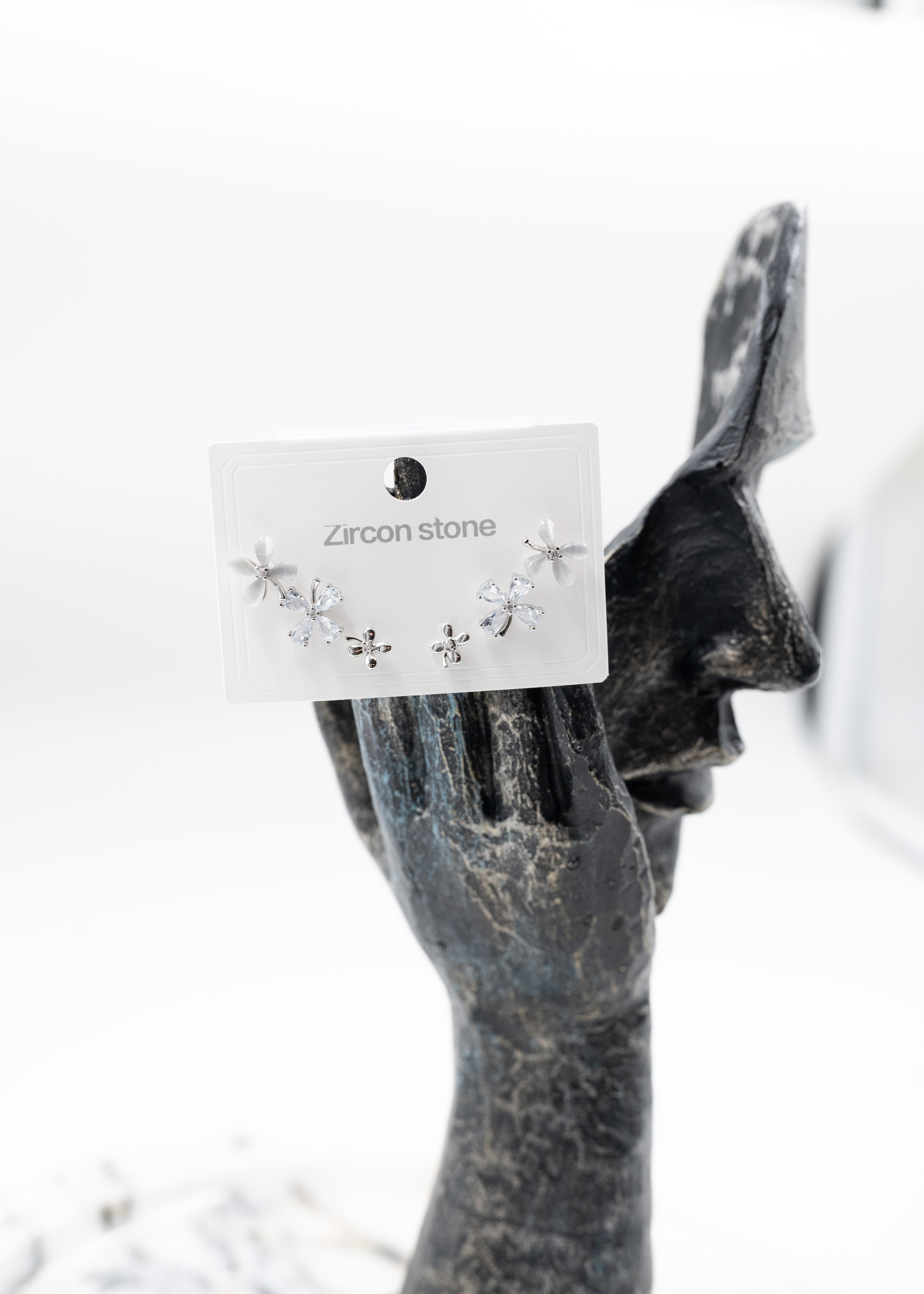 Gümüş Renk Çiçek Modelli Çelik Küpe Seti