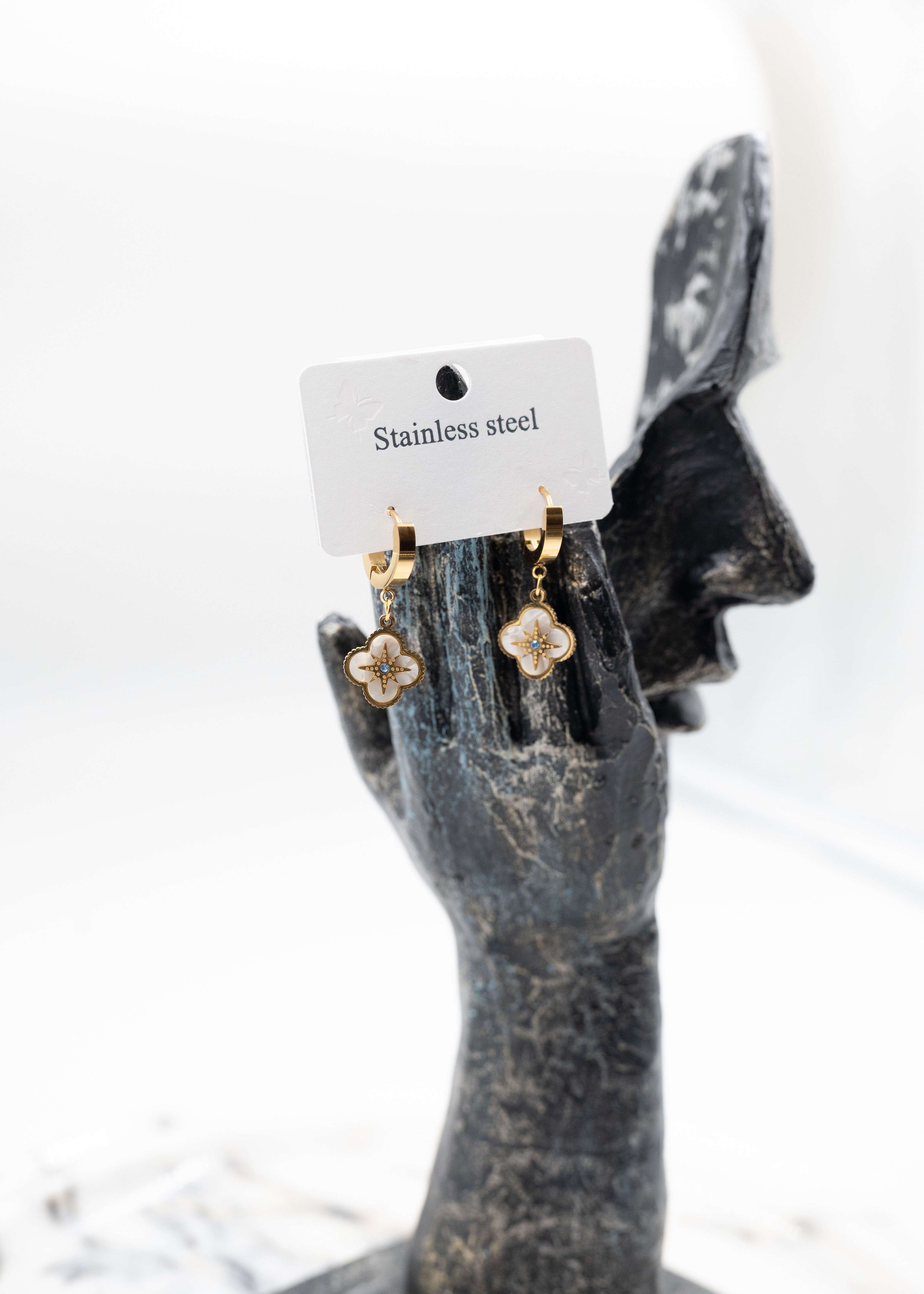 Çiçek Desenli Gold Renk Çelik Küpe