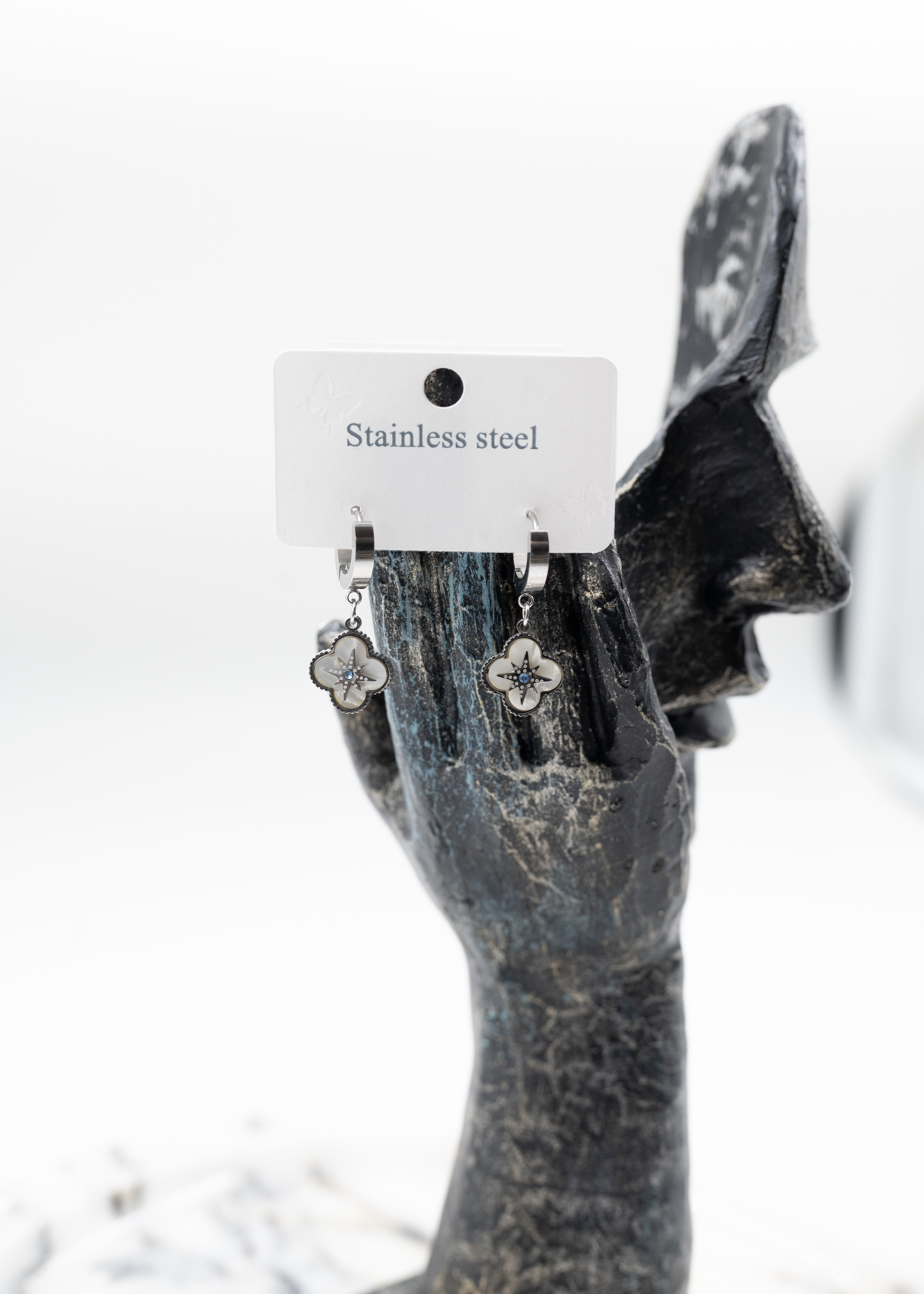 Gümüş Renk Çiçek Modelli Çelik Küpe