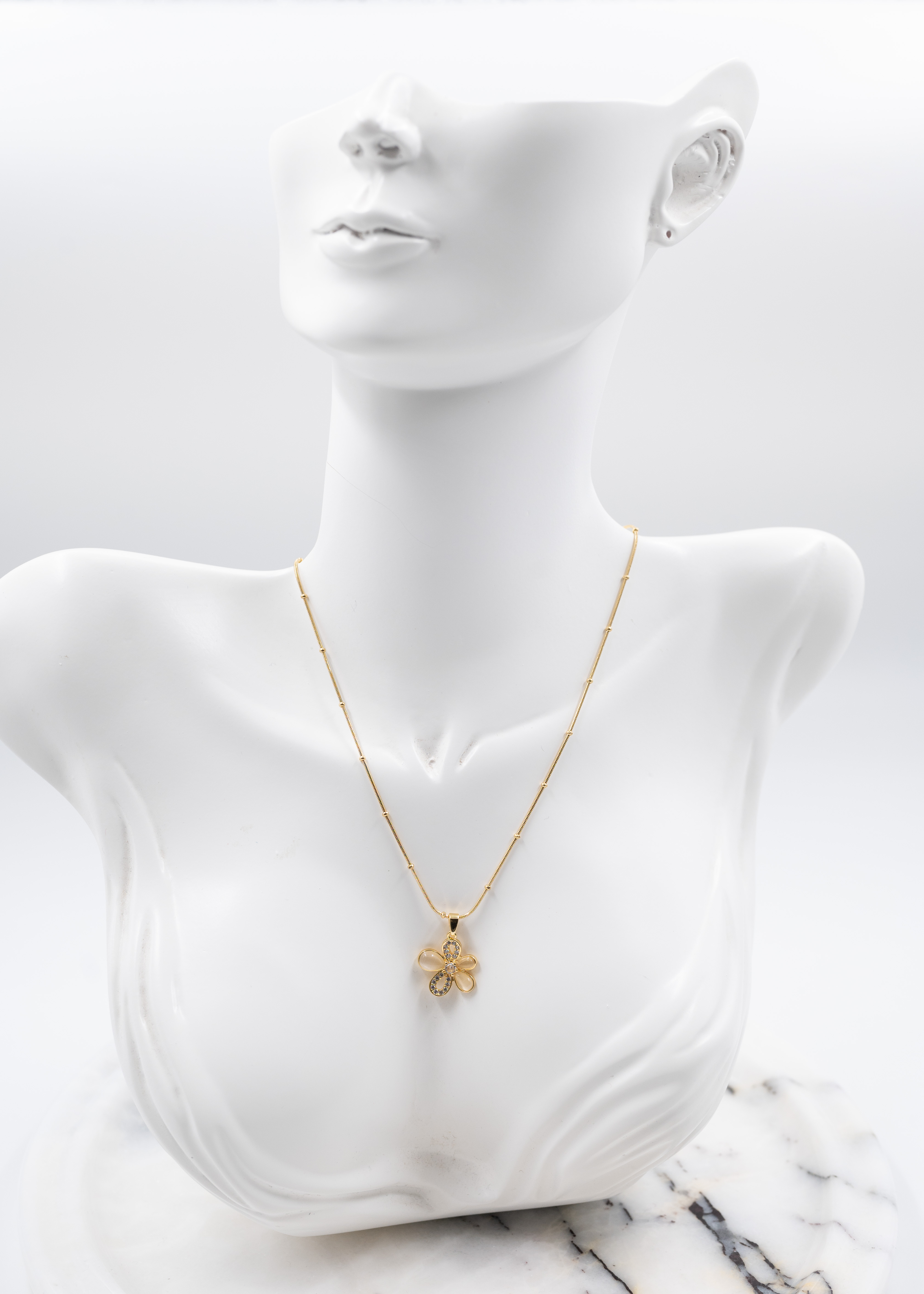 çiçek desenli çelik kolye