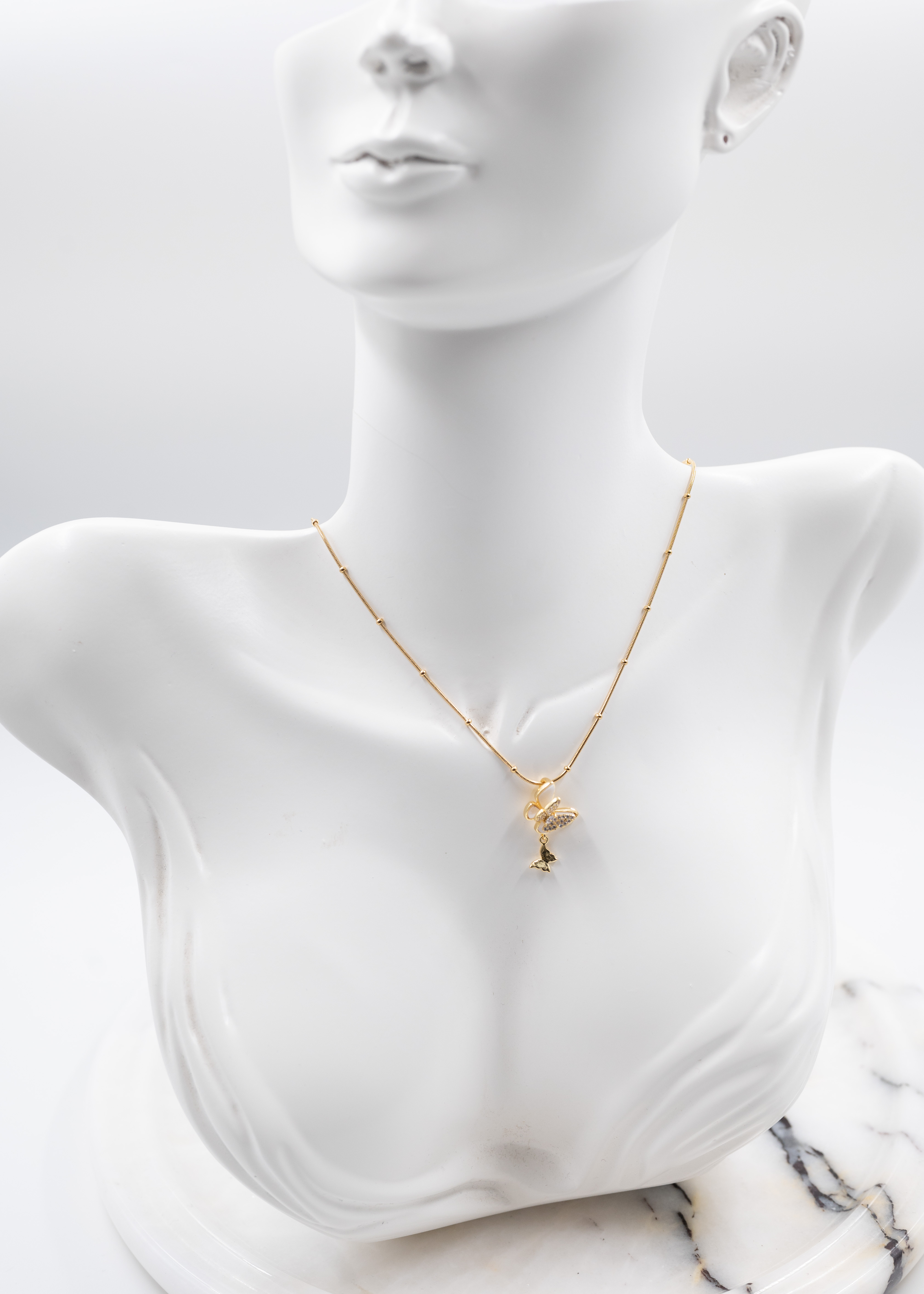 kelebek desenli gold renk çelik kolye