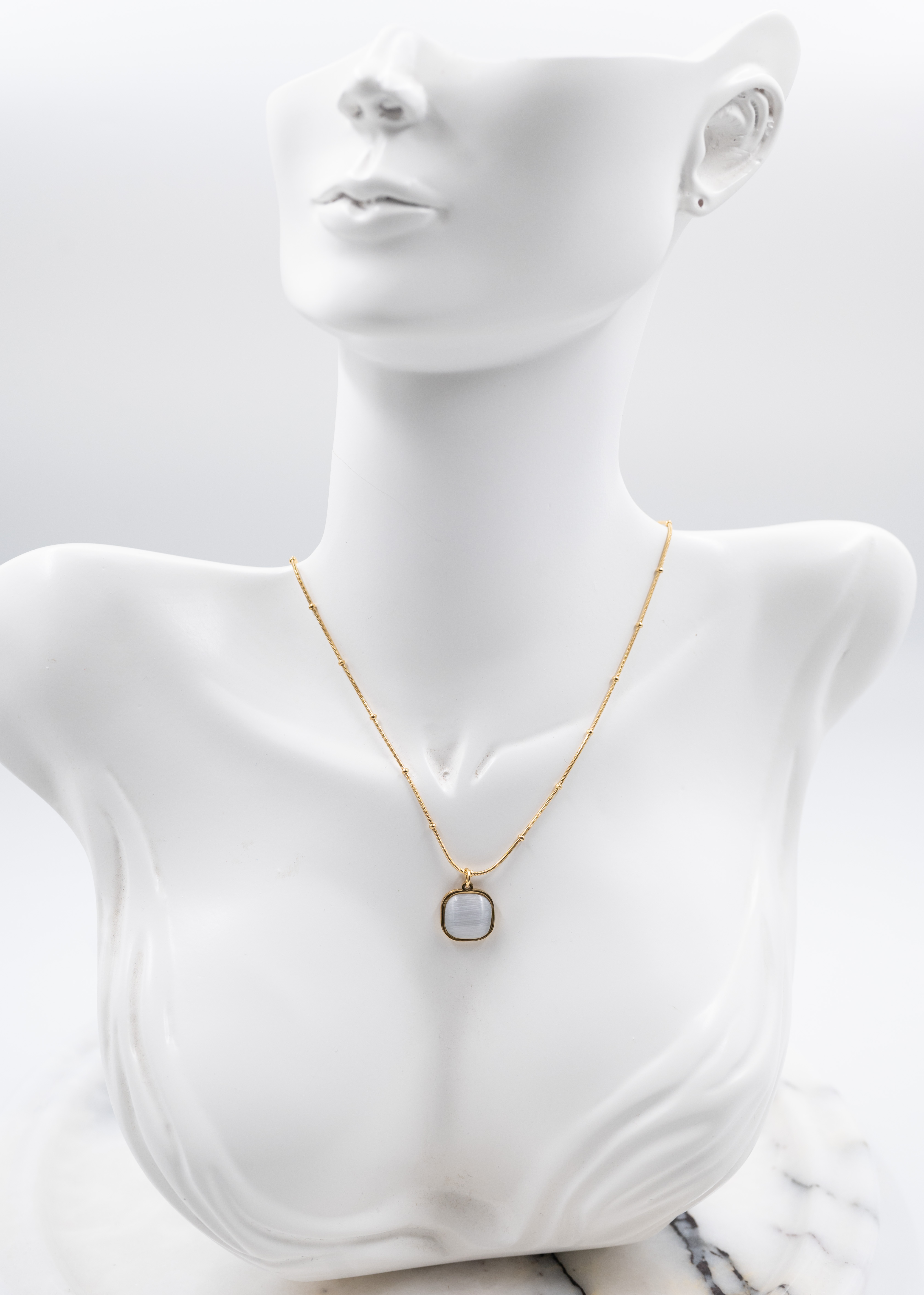 kare beyaz taşlı gold çelik kolye