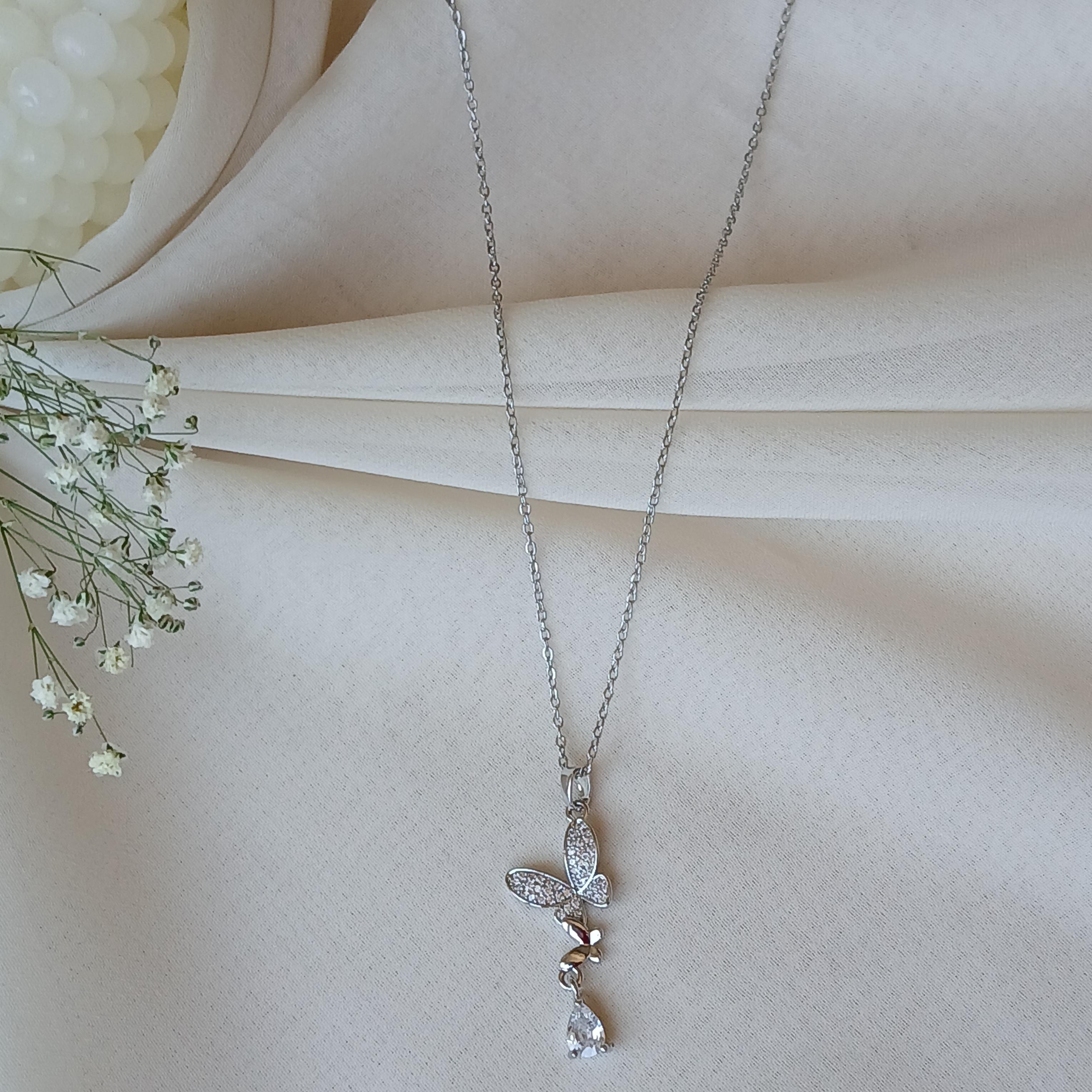 kelebek desenli gümüş renkli çelik kolye